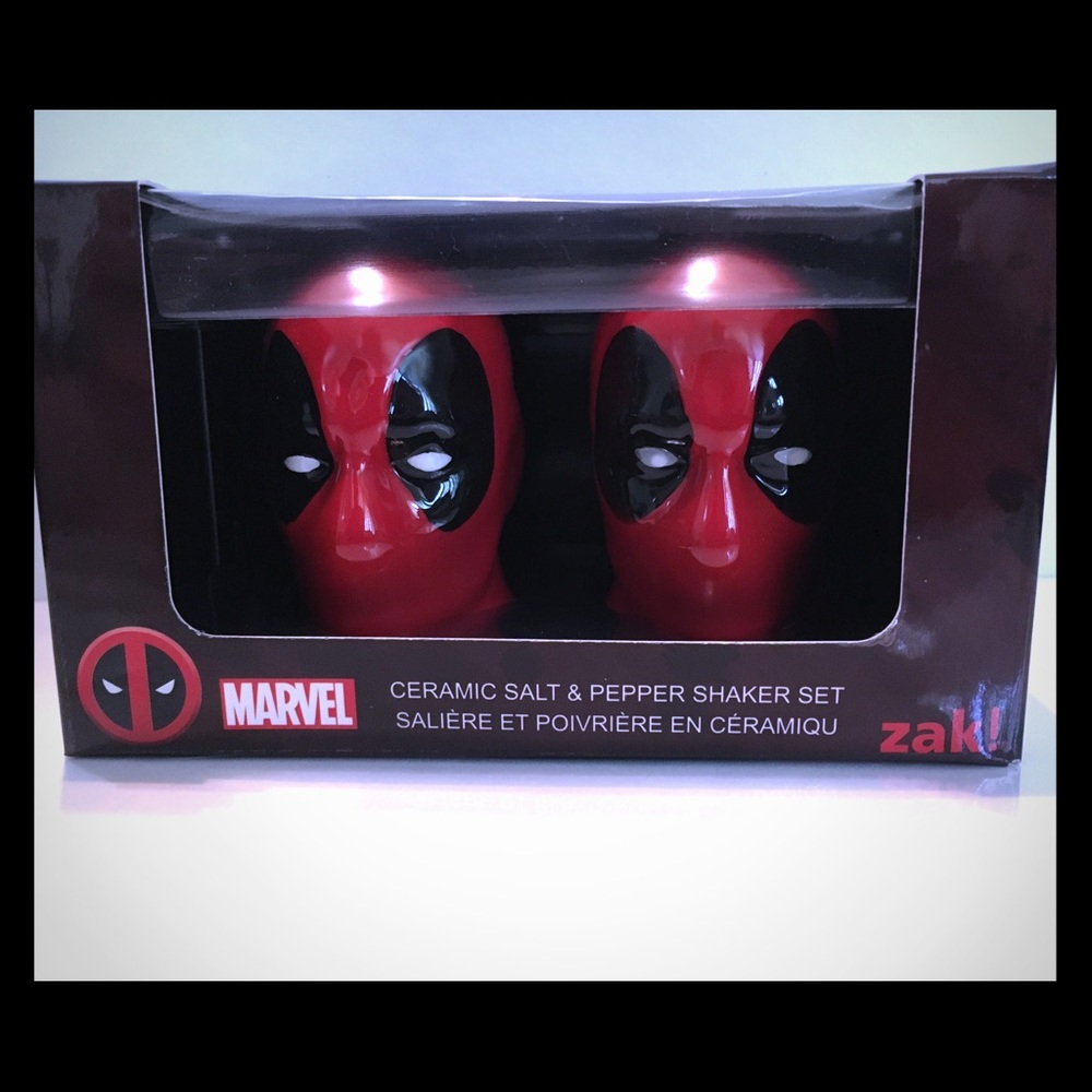 Deadpool salt & pepper shakers